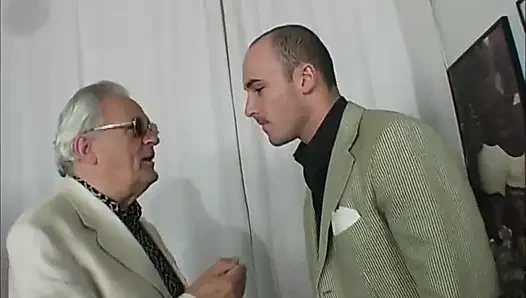 Сексуальную девушку-блондинку трахнули двойным проникновением в анальном тройничке