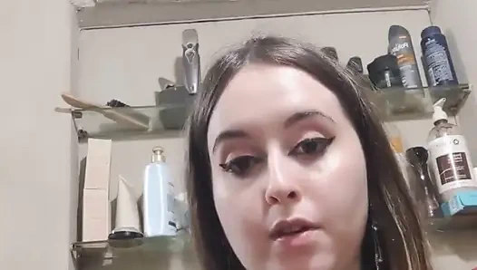 Переодеваюсь, снимаю обувь, снимаю макияж, все, чтобы лечь в постель. Сладкие мечты, мои любви