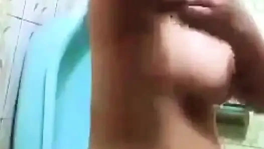 Hintli kız banyo yaparken çıplak mms kaydediyor