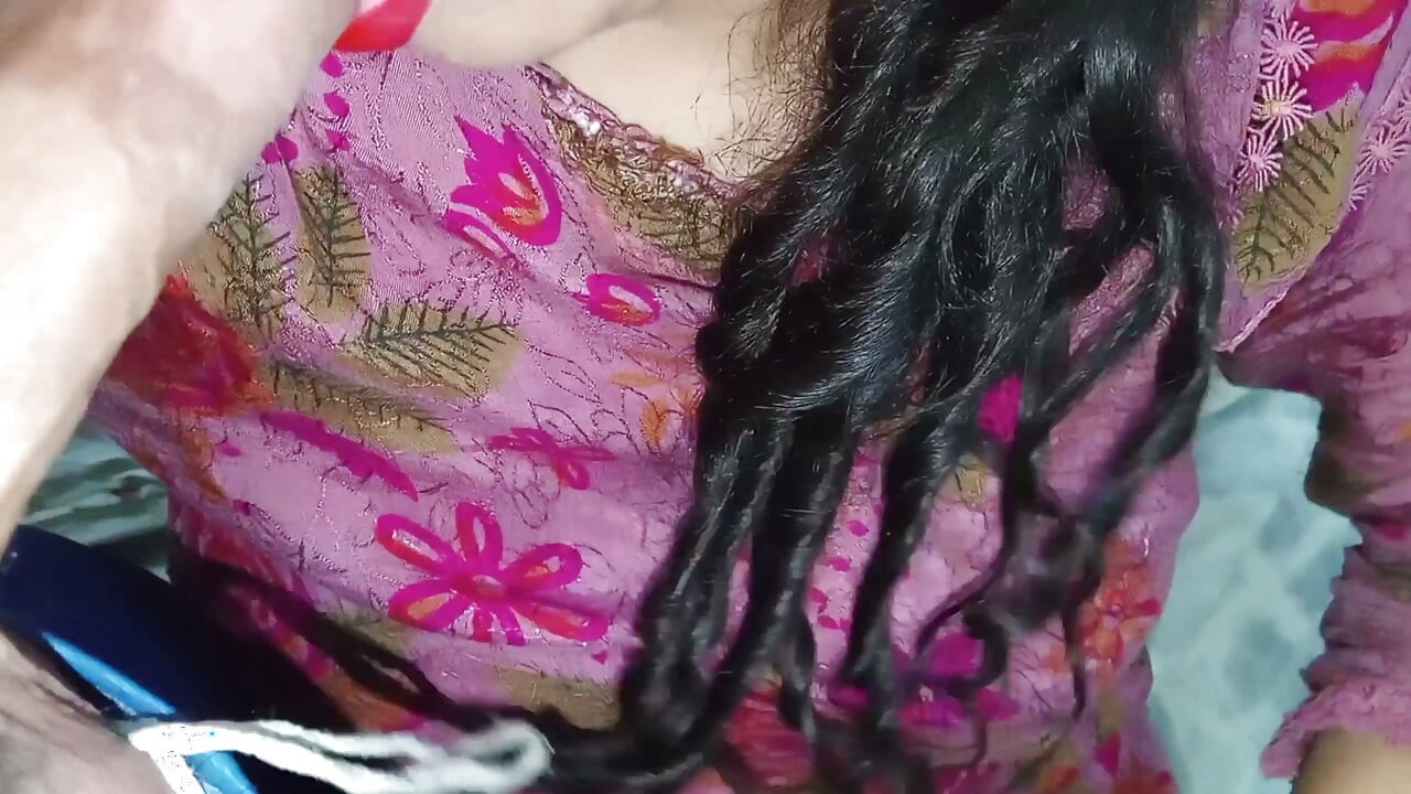 זוג הודי יפה שמוכיח שהרומנטיקה האמיתית לעולם לא דועכת
