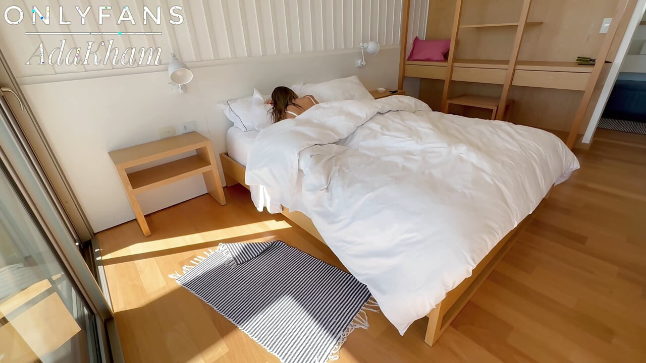 Heißes mädchen hat einen guten morgen mit sperma drin