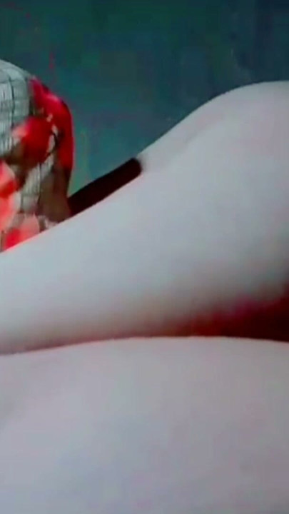 Ateşli seksi genç kız seksi göğüsleriyle oynuyor | Klip 1