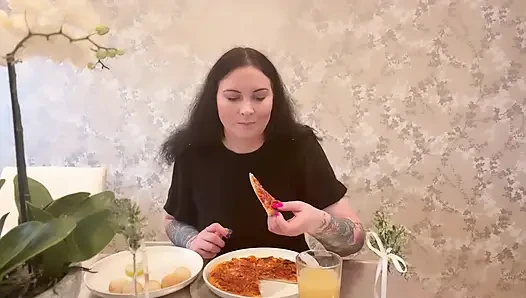 Bayan ffw peynirli pizza ve hamur köftesi yiyor