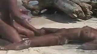 Nudistenfuck op het strand