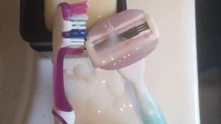 Éjaculation sur la brosse à dents, le savon et le rasoir de ma femme