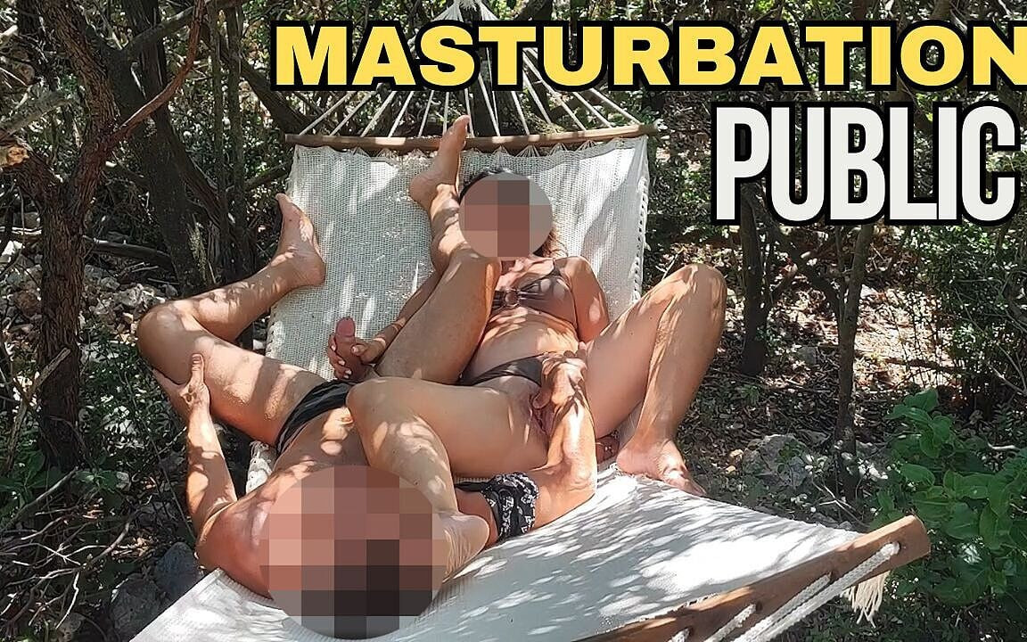 Учительница сквиртует! Застукали трахающей пальцами/дрочкой в парке! Камшот на гамак! - МиссКреми
