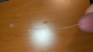Медленная сперма на столе