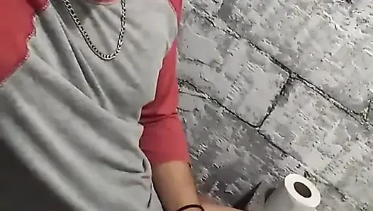 Yarağımı banyoda çıkarıyorum