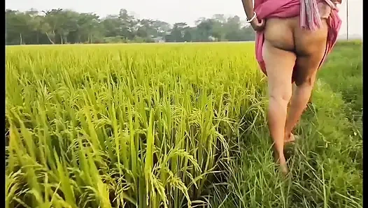 Nomita boudi mu kencing di luar ruangan dan aku masukin jariku ke dalam memeknya dan fingering memeknya.