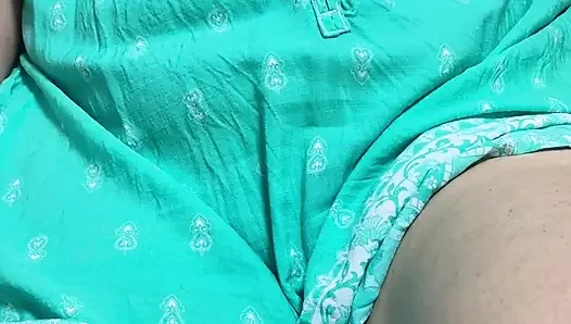 Seorang teman kecil bergabung dengan kami untuk koktail