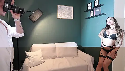 Aku pergi ke pemotretan dengan fotografer populer. Ternyata jalan menuju selebriti adalah melalui tempat tidur.