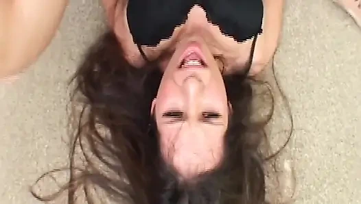 Memek cewek hot rambut cokelat ini dijilat dan dientot habis-habisan sampai menjerit