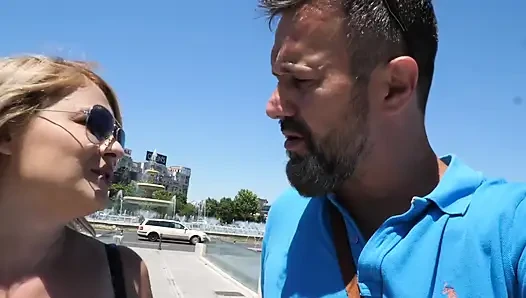Büyük memeli sarışın orta yaşlı seksi kadın kanepede her santimi alıyor
