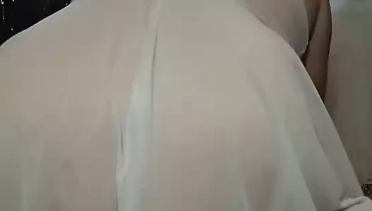 Orta yaşlı seksi kadının anal oyunları