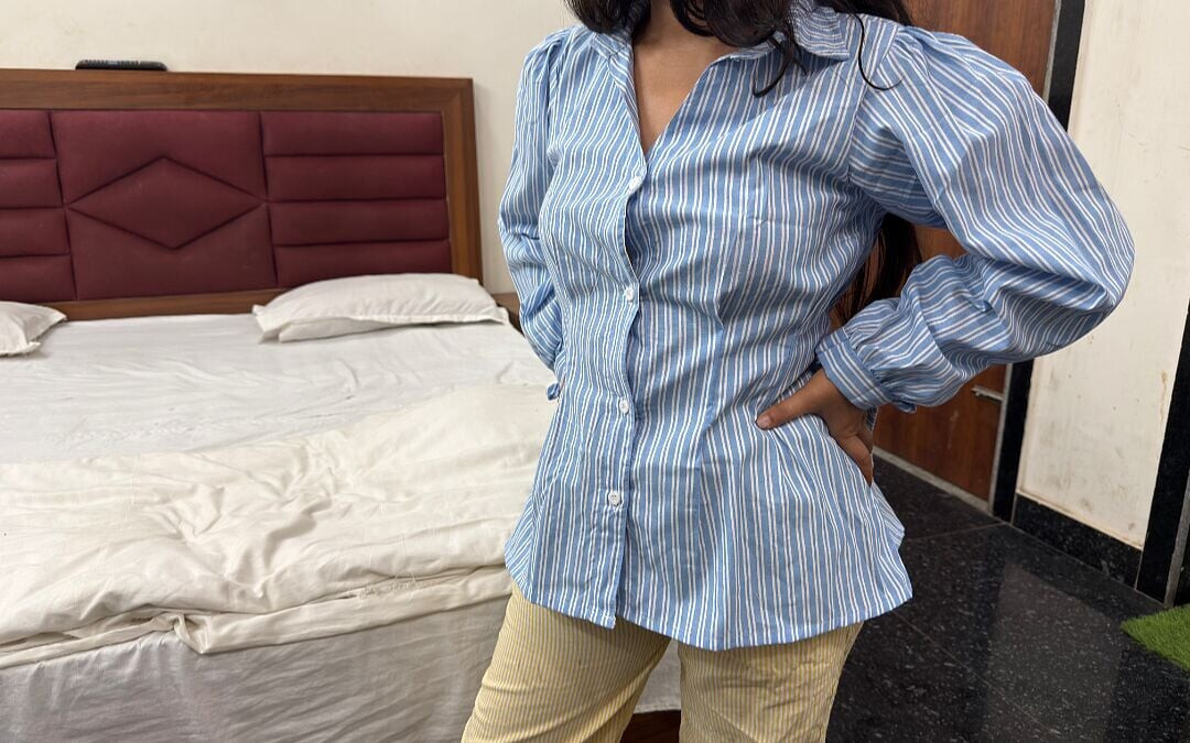 兄はコンドームを使って妹の処女の膣を犯しました
