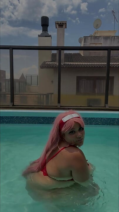 胖美女Sakura Haruno在泳池边