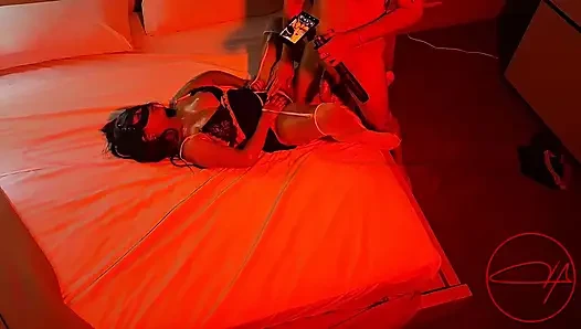 Fenomen, iyi donanımlı bir adamla prezervatifsiz ve içine boşalana kadar yağla kaplanmış bir adamla ilk kez sahneye çıkıyor.