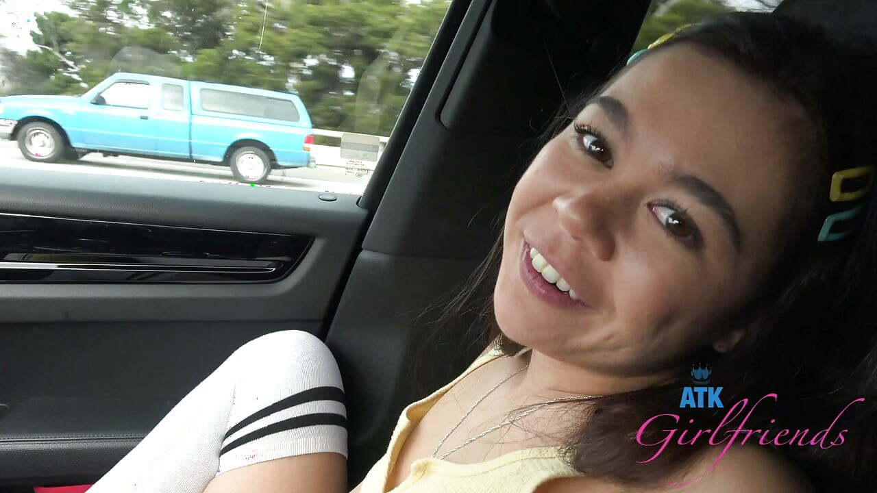 Brianna Arsonがデートで超甘く可愛く見える、車内でタバコを吸いながらマンコを弄られる様子 - POV素人挑発