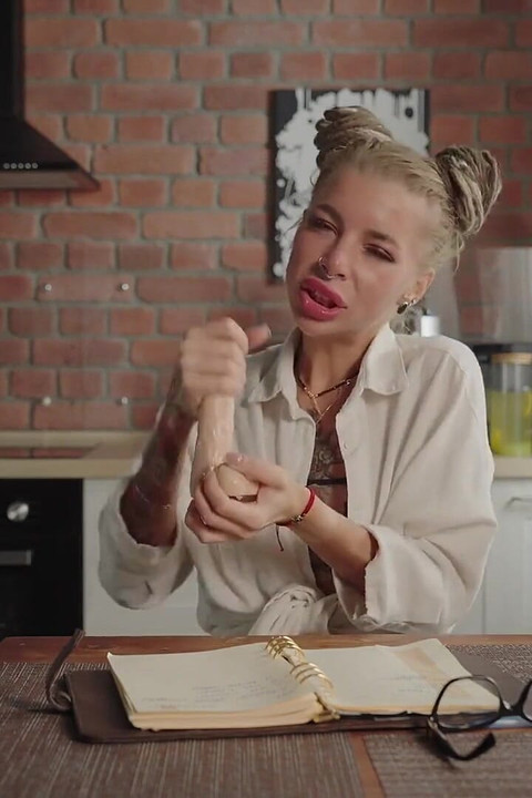 Ung tatuerad lärare heilynight visar hur man suger kuk