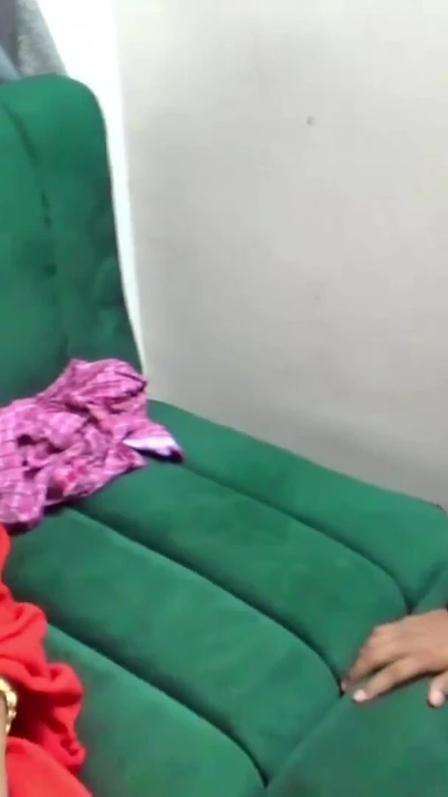 Unvergesslicher moment von "Ein mann ging zu seinem haus und machte eine ficksession mit zwei schwägerinnen. Ein hardcore-dreier."
