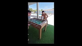 Je Baise Ma Voisine Dans La Piscine, Je Joue Au Baby-foot Et À Halloween