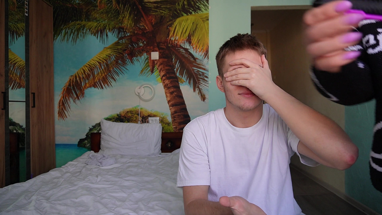 流行的在线游戏在视频博客期间变成继兄弟和继妹之间的性爱