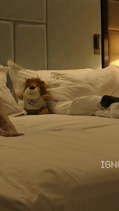 Dicke titten, dicker arsch, heißes brünettes schätzchen in kurzer uniform, gibt einen unglaublich langsamen edging-handjob von schwanz necken | Clip 1