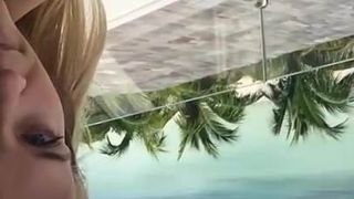 Reese Witherspoon auf Balkon im Bikinioberteil