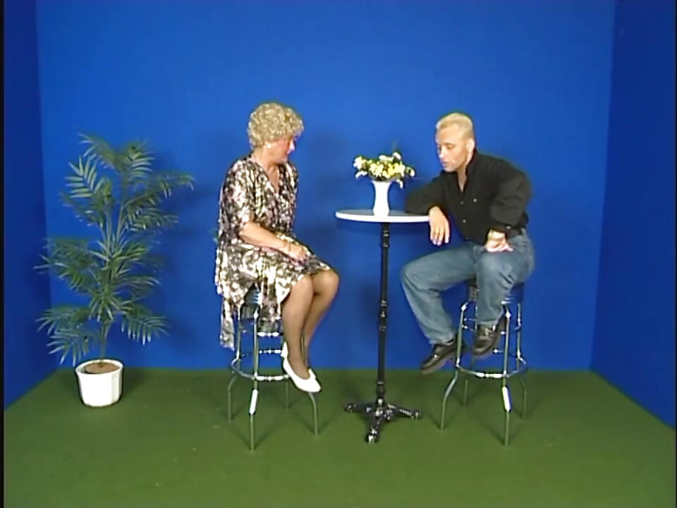 熟女婊子一个接一个地上两根鸡巴