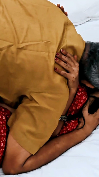 Indian Video. The elderly father-in-law had hardcore sex with his daughter-in-law in a hotel. Desi Hindi Audio | Clip 1