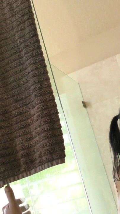 締め出された隣人が感謝のセックスをする | クリップ 1