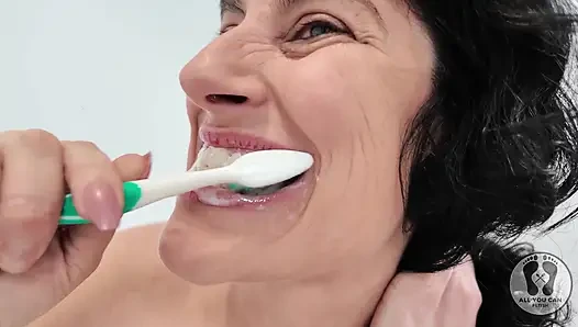 Diş hijyenci rutin ağız fetişi üstsüz yakın çekimler