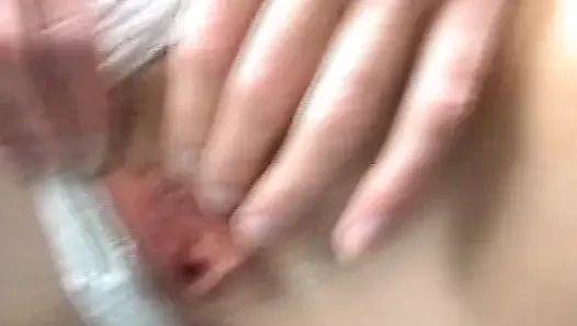 Boneka pirang Jerman seksi menggosok memeknya dalam adegan solo