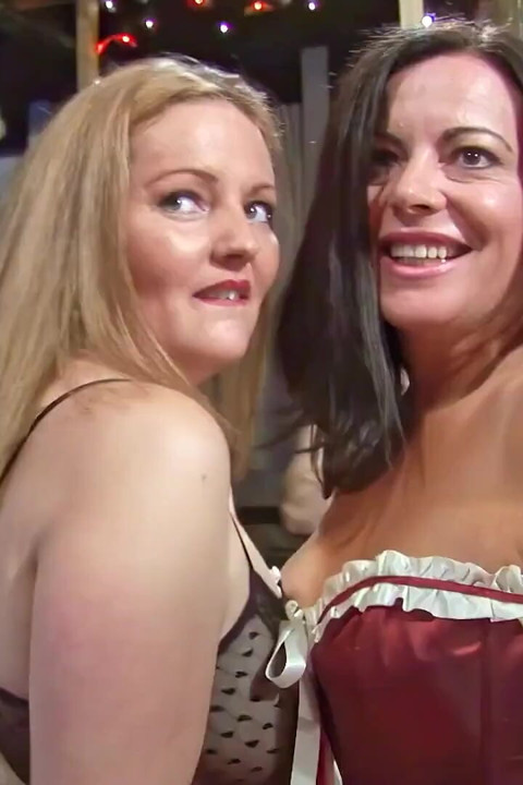 Kızıl saçlı ve esmer orta yaşlı seksi kadınlar yarakları alıyor