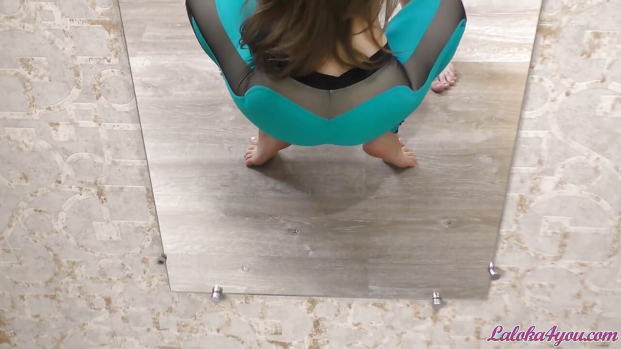 Une petite amie sexy taille une pipe baveuse après l'entraînement