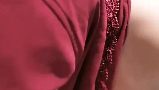 Müslüman dul kadın uzun bir aradan sonra büyük bir yemek yedi.