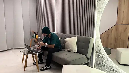 Vollbusige brünette MILF hilft ihrem schwager, wenn seine frau weg ist