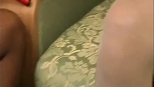 Ebenholz-hengst dehnt zwei geile MILfs mit pulsierendem bbc