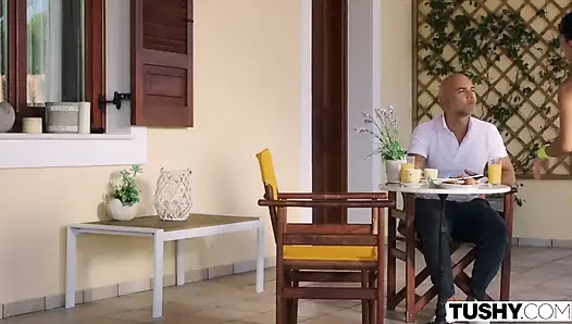 Tushy bu küçük erkek delisi seyahat ederken anal seks yapıyor