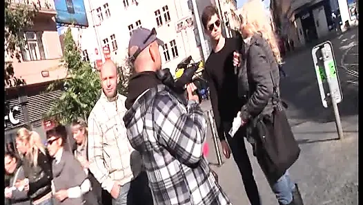 Büyük Memeli Sarışın Plajda Büyük Yaraklı Adam Tarafından Sikiliyor