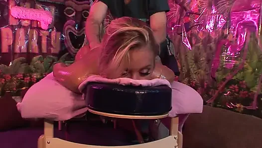 Geölte mädchen, szene 4: Geöltes blonde teen nicole Aniston bekommt erotische massage und dann gesichtsbesamung