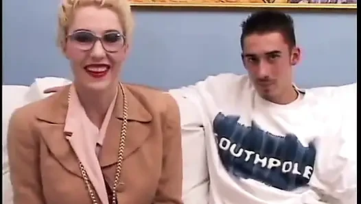 Blonde hure wird gebeugt und von einem jungen gut bestückten hengst von hinten gefickt