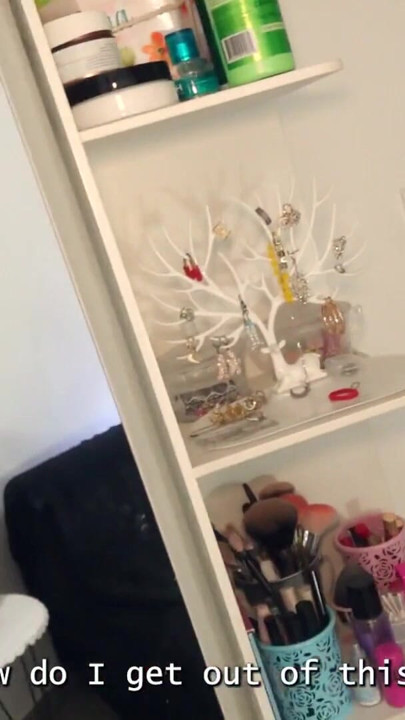 我看著我的繼母躲在壁櫥里，然後她給了我口交 |片段 2