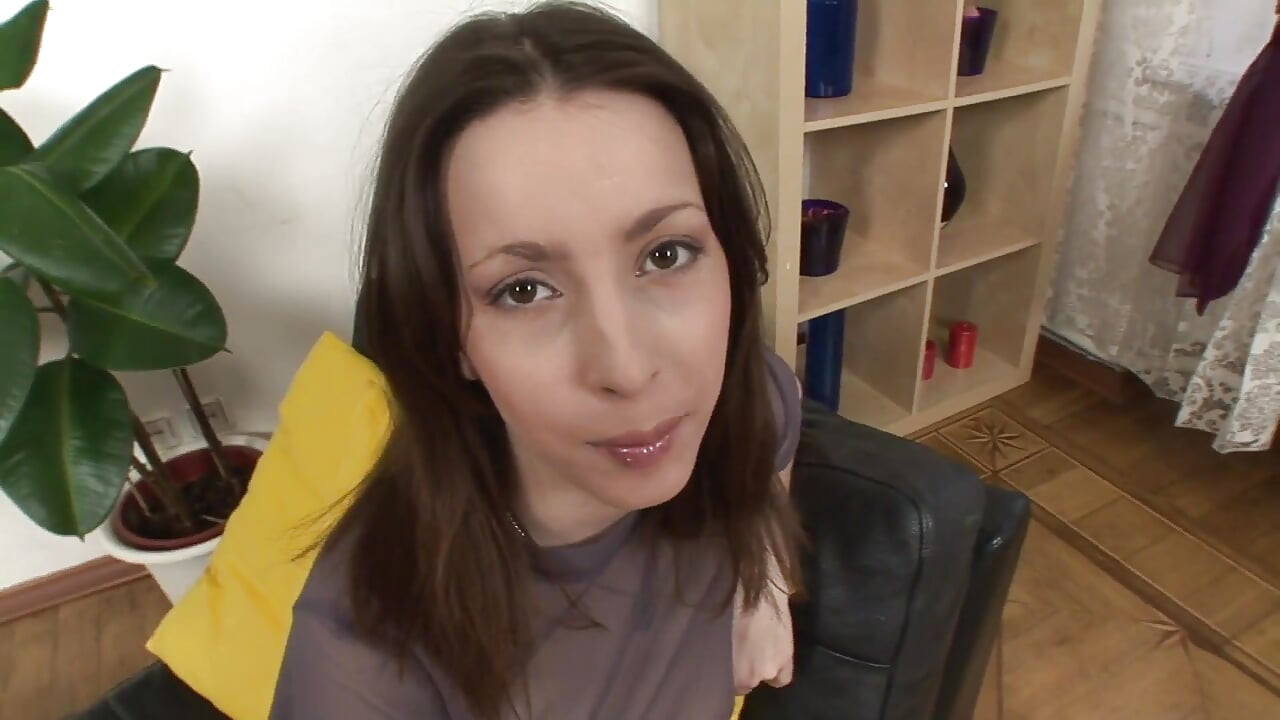 A szexi lány seggét kinyújtják, miután egy szörnyeteg faszon lovagolt a cumshothoz