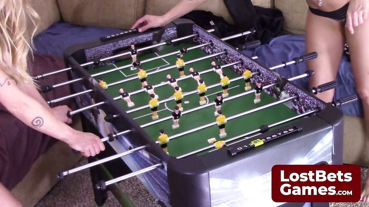 Carmen ja Dylan kohtaavat Strip Foosball -pelissä