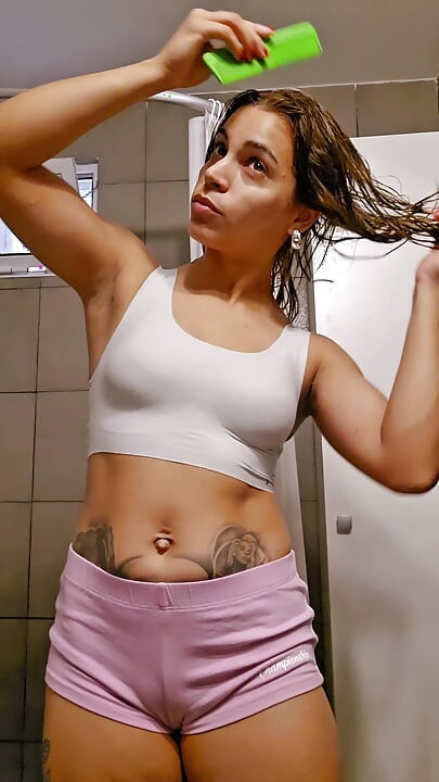 Saya menanggalkan pakaian saya, mandi dan selepas mengeringkan badan saya, saya memakai losyen.