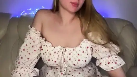 Jucielussie трахается в анал с огромным дилдо, так жестко