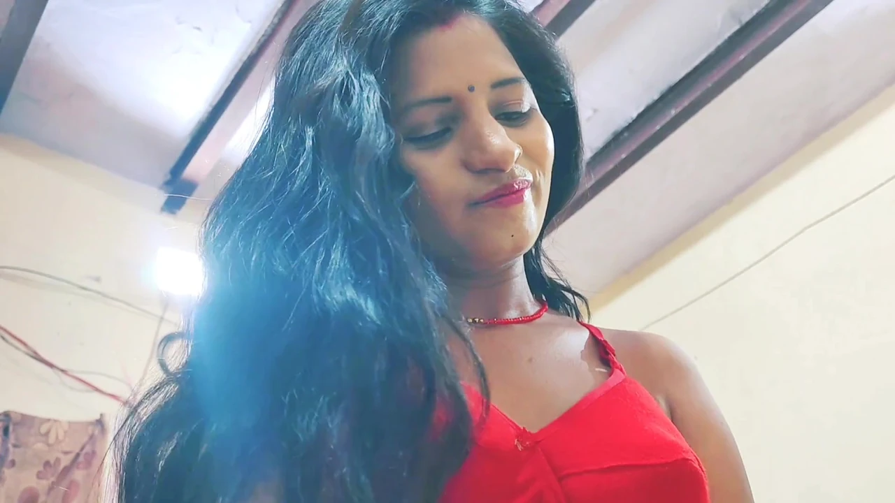 Ateşli üvey anne erkek arkadaşıyla konuşurken yakalandı Hintçe seste ateşli sakso çektikten sonra sert sikişiyor