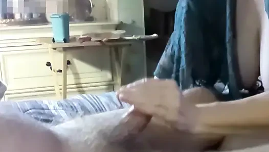 Горячая толстушка делает другу немного минета!
