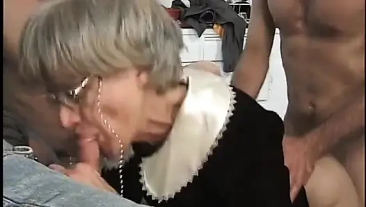Nenek terangsang tahu cara menangani gang bang